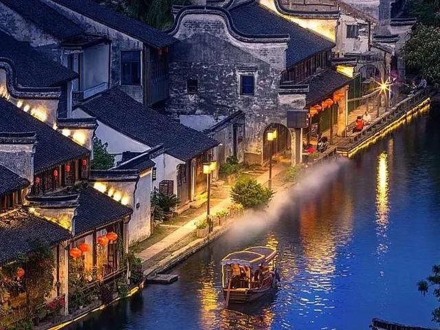 逃离废弃的卡车场